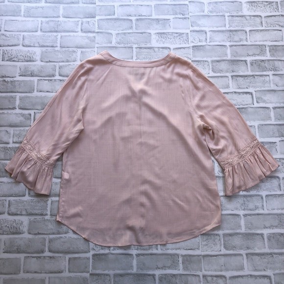 Chicos Size 1 (US 8)  Blush Pink V-Neck Button Front Blouse 3/4 Ruffled Sleeves - Picture 5 of 13